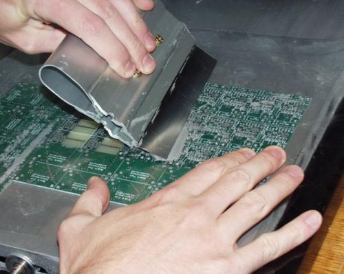 “使用锡膏模板进行精确的 SMD 焊接。” “使用锡膏模板进行精确的 SMD 焊接。”