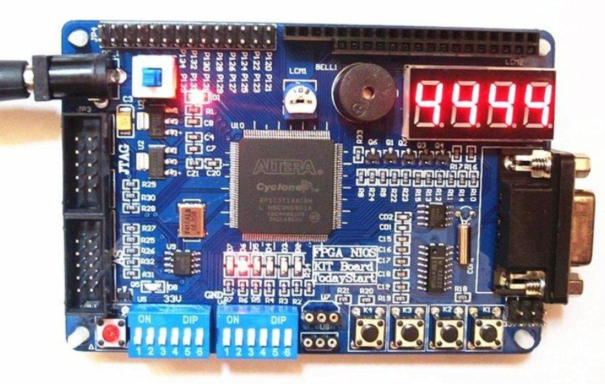 测试环境中的 FPGA 原型板,用于 PCB 设计验证 测试环境中的 FPGA 原型板,用于 PCB 设计验证