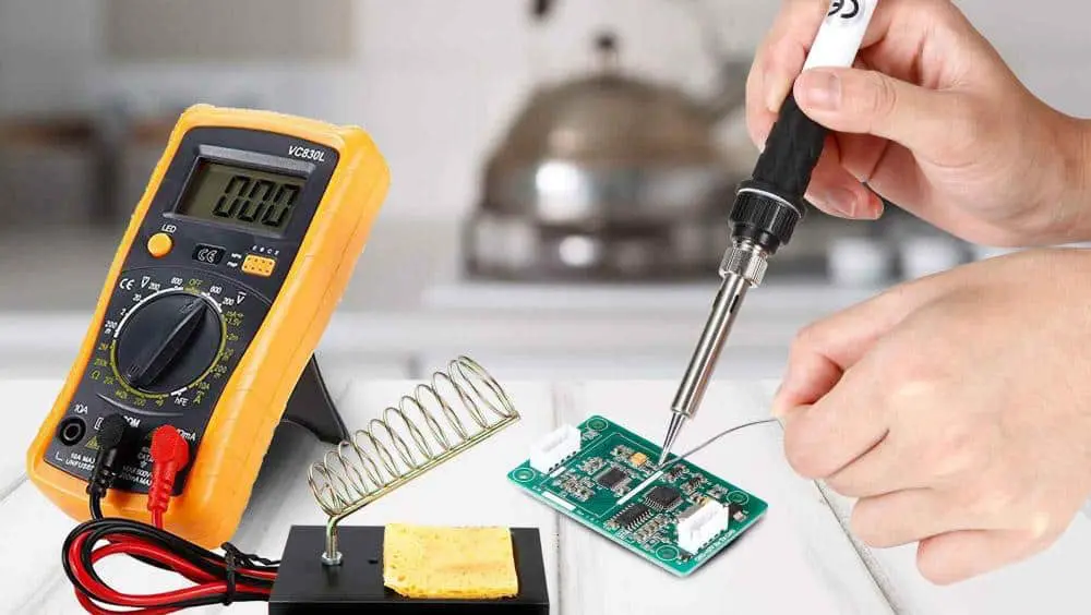 图片放置建议：在此处插入一张图片，显示业余爱好者在工作台上焊接 PCB。ALT 文本：“业余爱好者在 DIY PCB 原型上练习手工焊接。