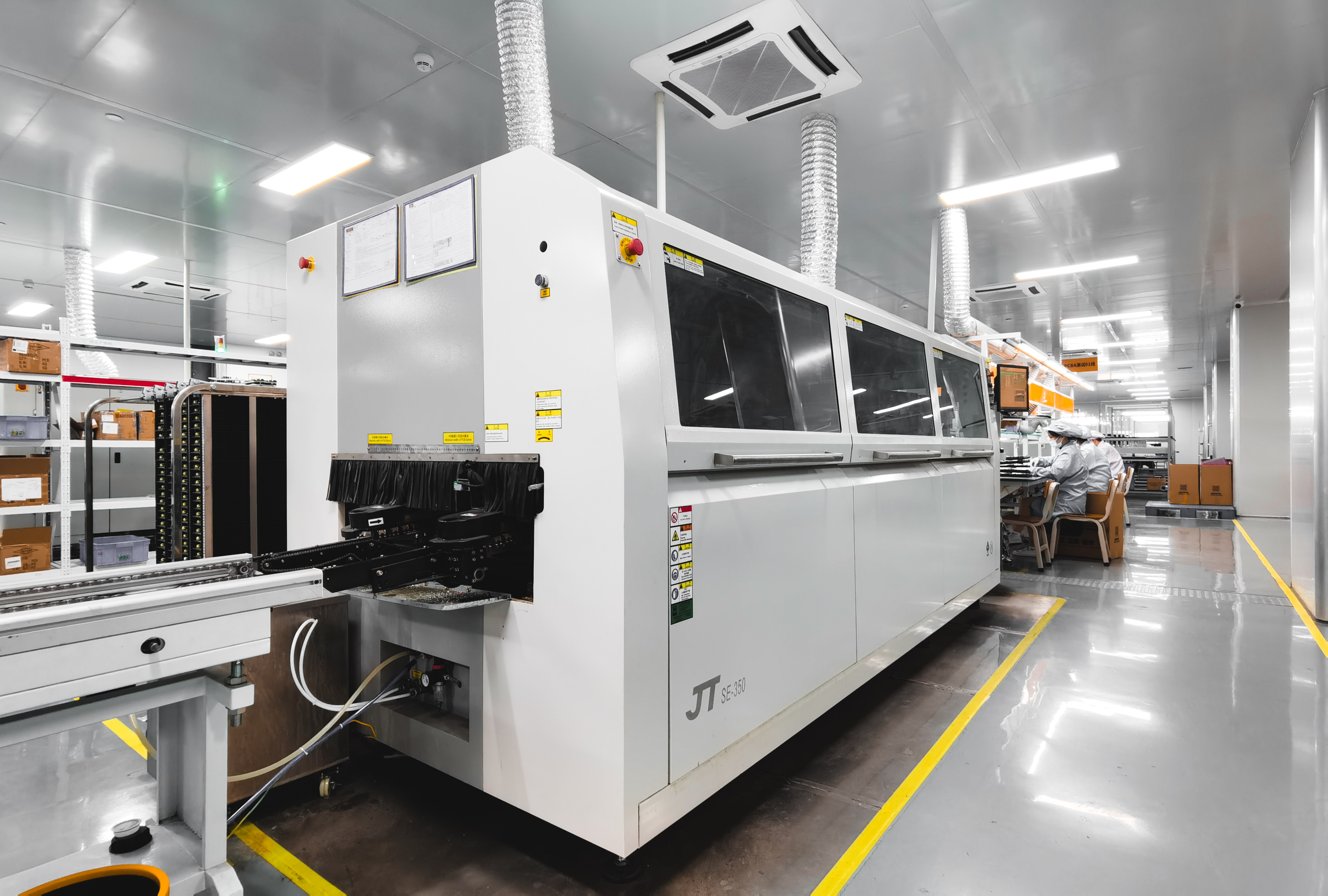 波峰焊机加工通孔元件的 PCB。