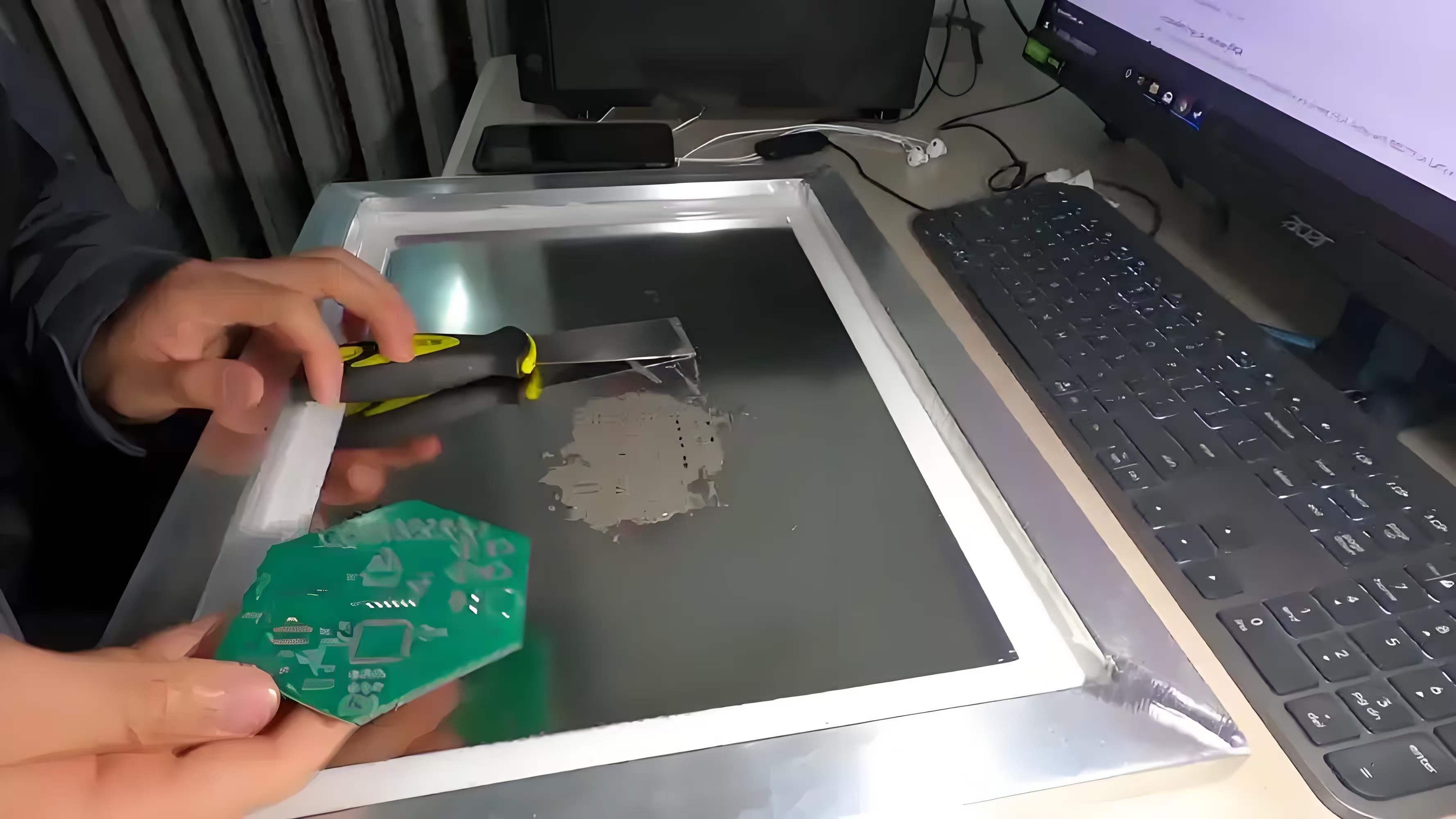 使用模板在 PCB 上涂覆锡膏,进行 SMT 组装。 使用模板在 PCB 上涂覆锡膏,进行 SMT 组装。