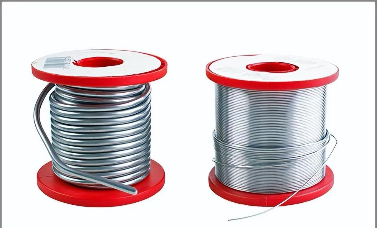 PCB 上无铅焊点与含铅焊点的显微视图。 PCB 上无铅焊点与含铅焊点的显微视图。