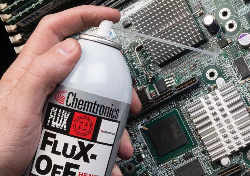 回流焊后用水溶性焊膏残留物清洁 PCB。 回流焊后用水溶性焊膏残留物清洁 PCB。