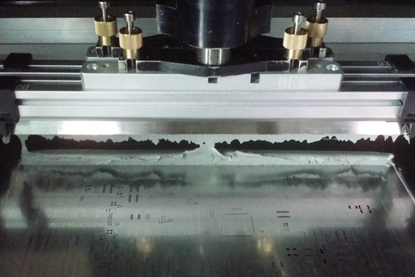 “在 PCB 上涂抹锡膏进行 SMT 组装的模板印刷机。”