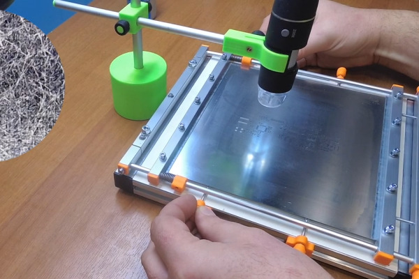 “检查 PCB 上的模板对齐以防止焊膏缺陷。”