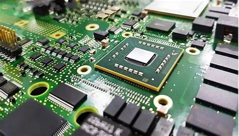 “在排除模板印刷缺陷故障后，完成 PCB，焊点干净。”