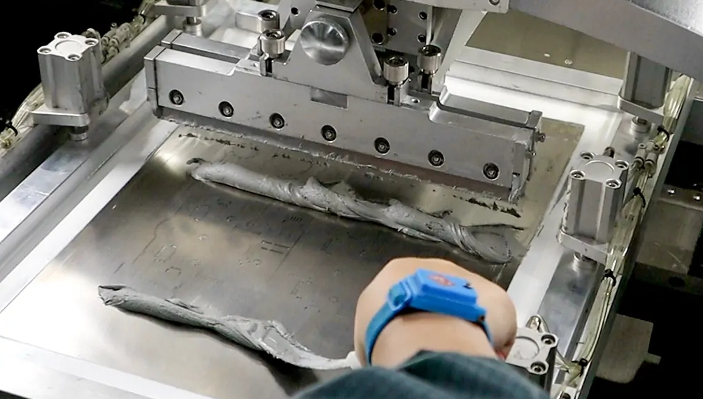 回流焊前在 PCB 上涂上焊膏。 回流焊前在 PCB 上涂上焊膏。