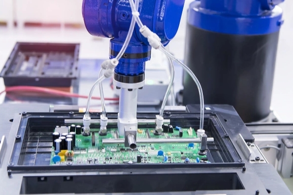 焊膏检测系统检查 PCB 是否有缺陷。 焊膏检测系统检查 PCB 是否有缺陷。