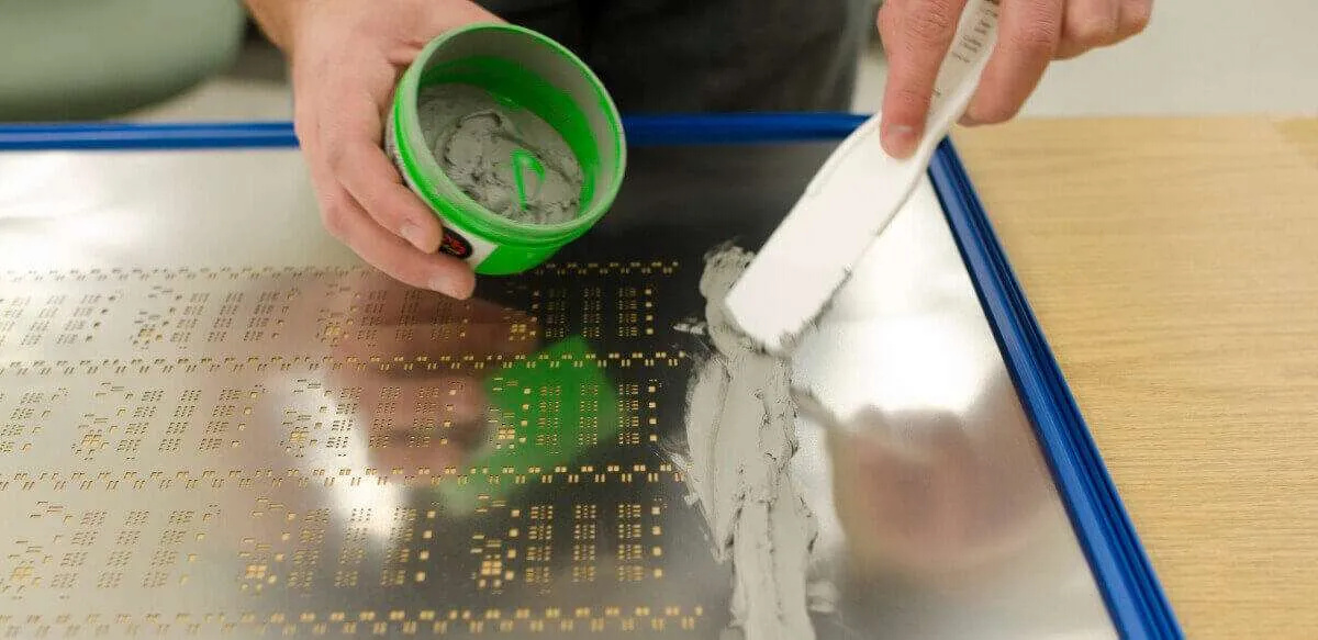 图片放置:在此处插入图像,显示焊膏涂在带有模板的 PCB 上的特写。ALT 文本:“使用 SPI 工艺模板在 PCB 上应用焊膏。 图片放置:在此处插入图像,显示焊膏涂在带有模板的 PCB 上的特写。ALT 文本:“使用 SPI 工艺模板在 PCB 上应用焊膏。