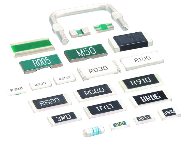 印刷电路板上 SMD 电阻器的特写,用于代码识别。 印刷电路板上 SMD 电阻器的特写,用于代码识别。