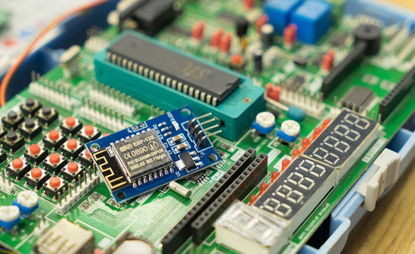 PCB 上的机电元件,用于制造 PCB 上的机电元件,用于制造