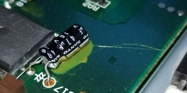 由于机械应力或未对准而损坏的 PCB 连接器。