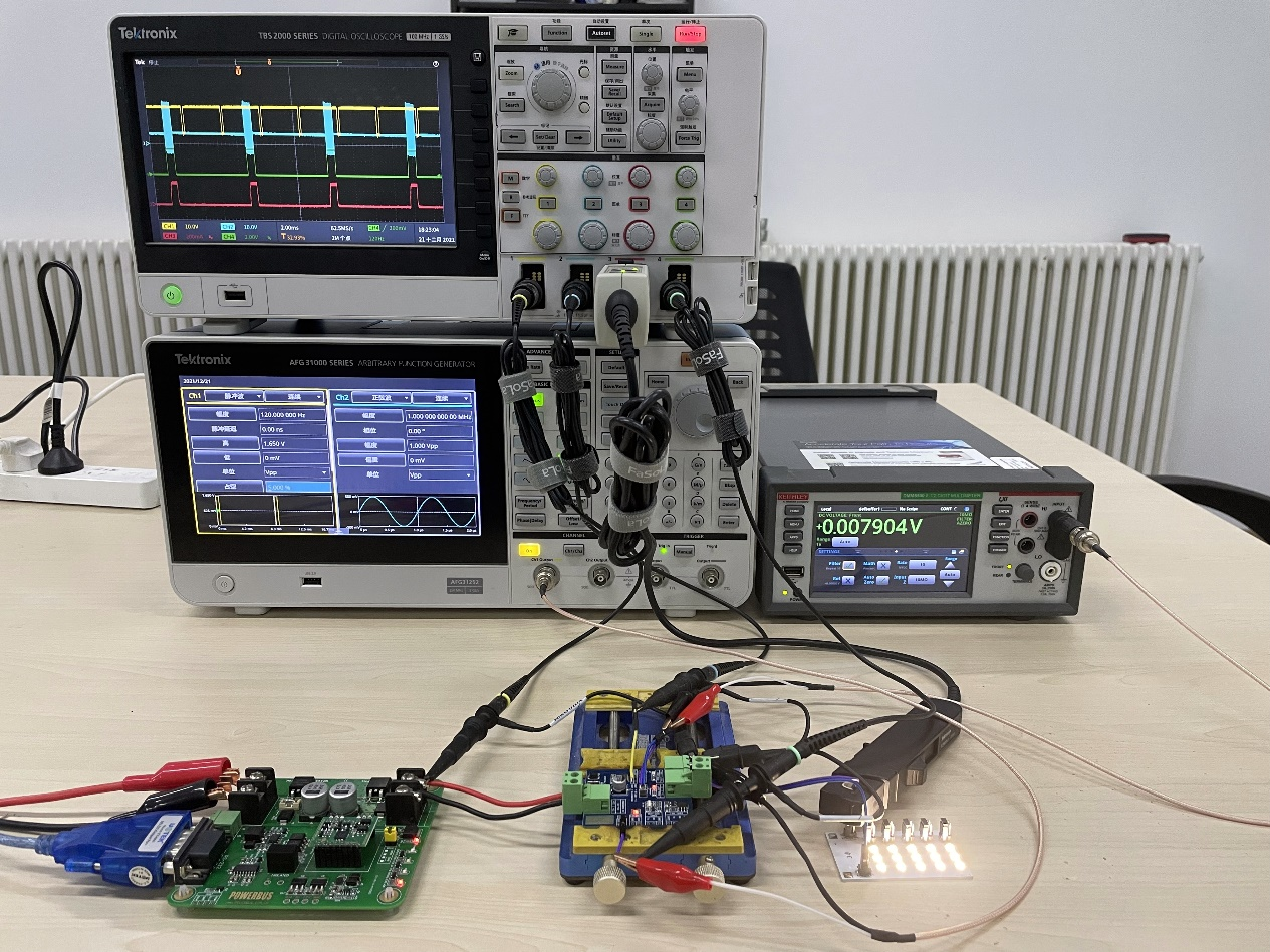 示波器在 PCB 上的 IC 测试期间显示信号波形。 示波器在 PCB 上的 IC 测试期间显示信号波形。