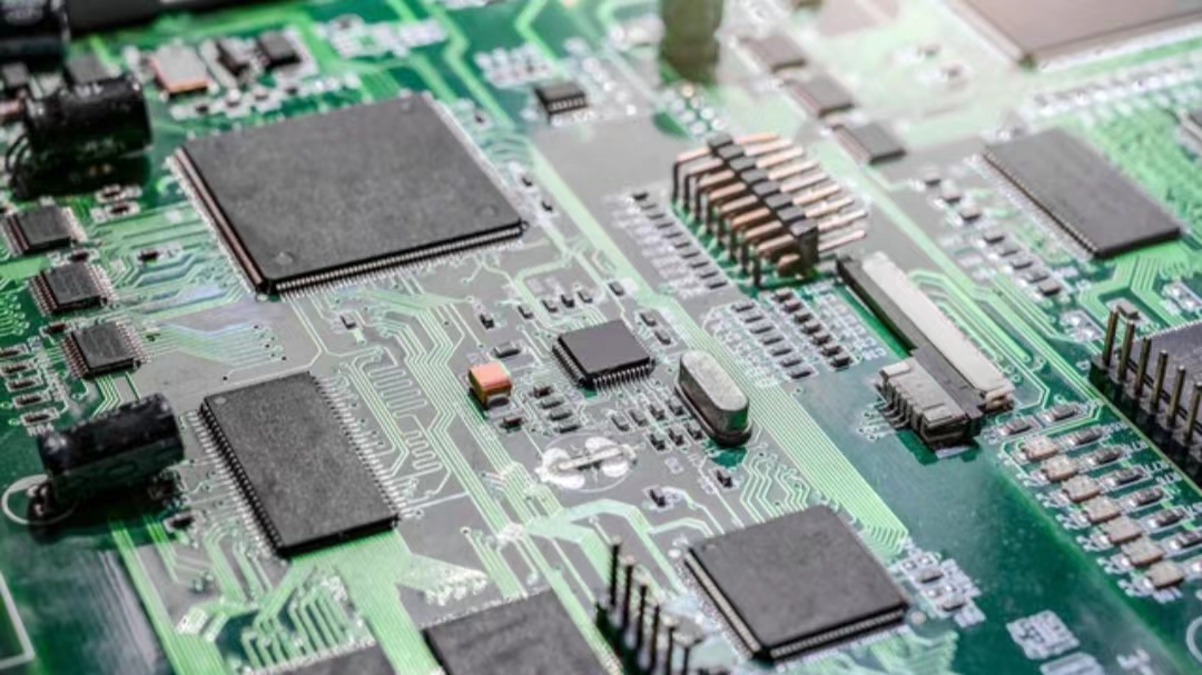 紧凑的高速 PCB 设计，带有机电组件。