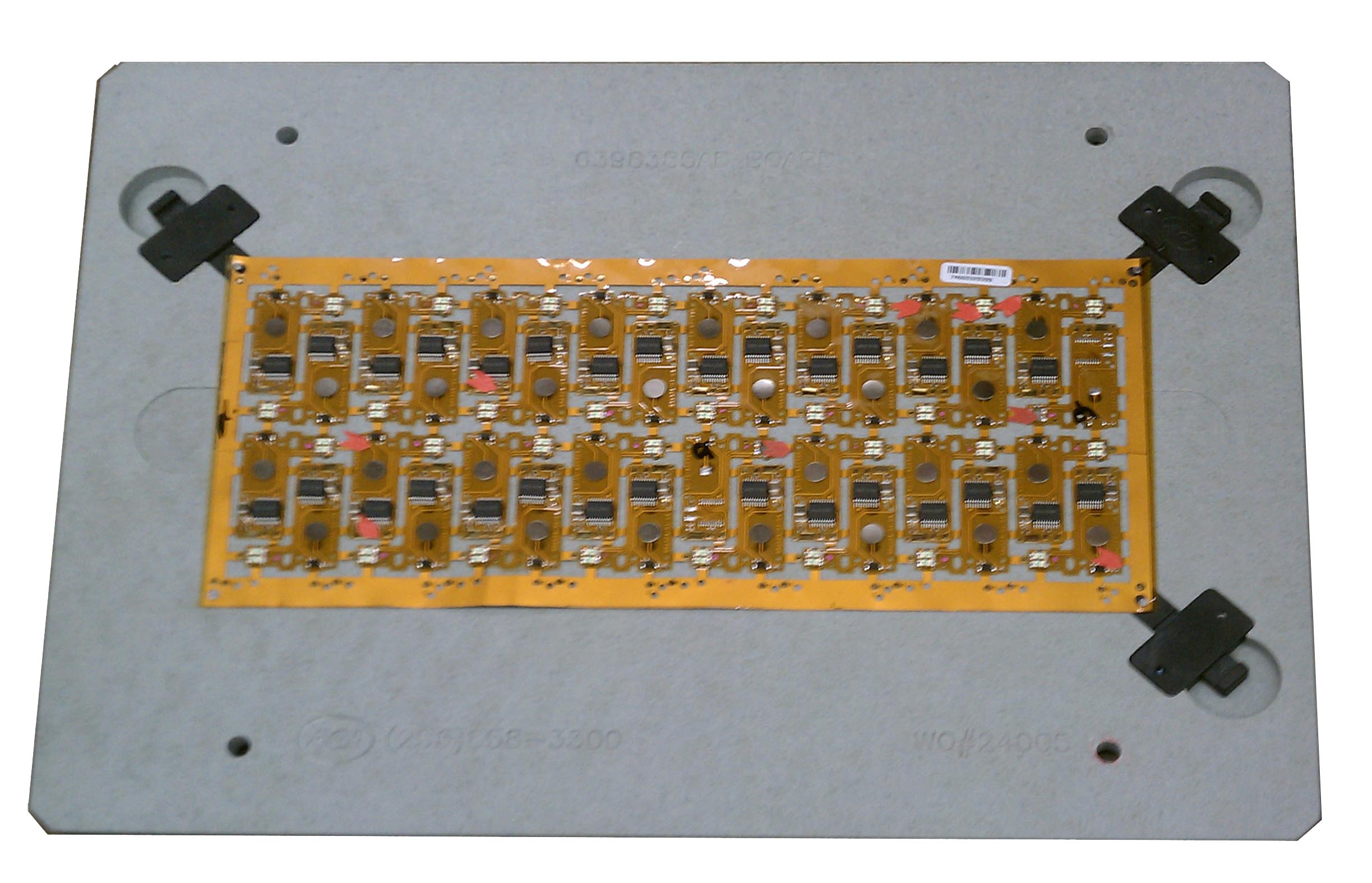 Flex PCB 固定在夹具中，以防止组件在组装过程中错位。