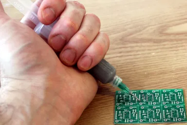 测试来自注射器的焊膏流,以便手动应用 测试来自注射器的焊膏流,以便手动应用