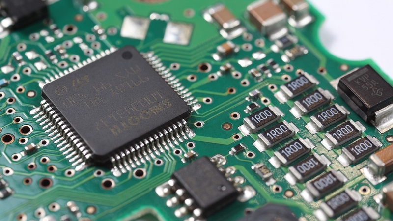 PCB 特写,显示铜走线和用于制造的电子元件