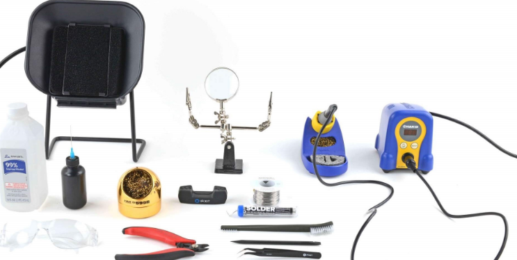 业余爱好者的电子组装必备工具，包括烙铁和万用表