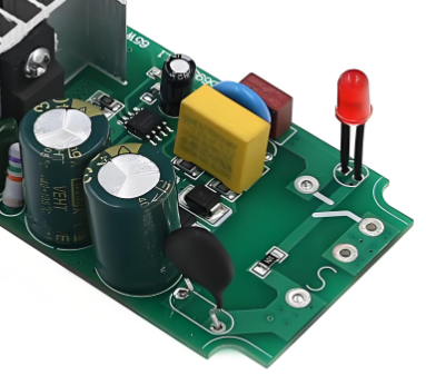 适合初学者的简单通孔 LED 闪光灯电路。 适合初学者的简单通孔 LED 闪光灯电路。