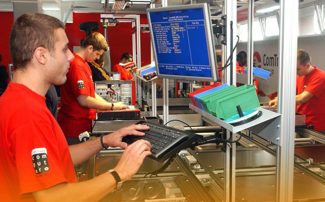 确保 SMT 组装过程符合 REACH 标准的团队