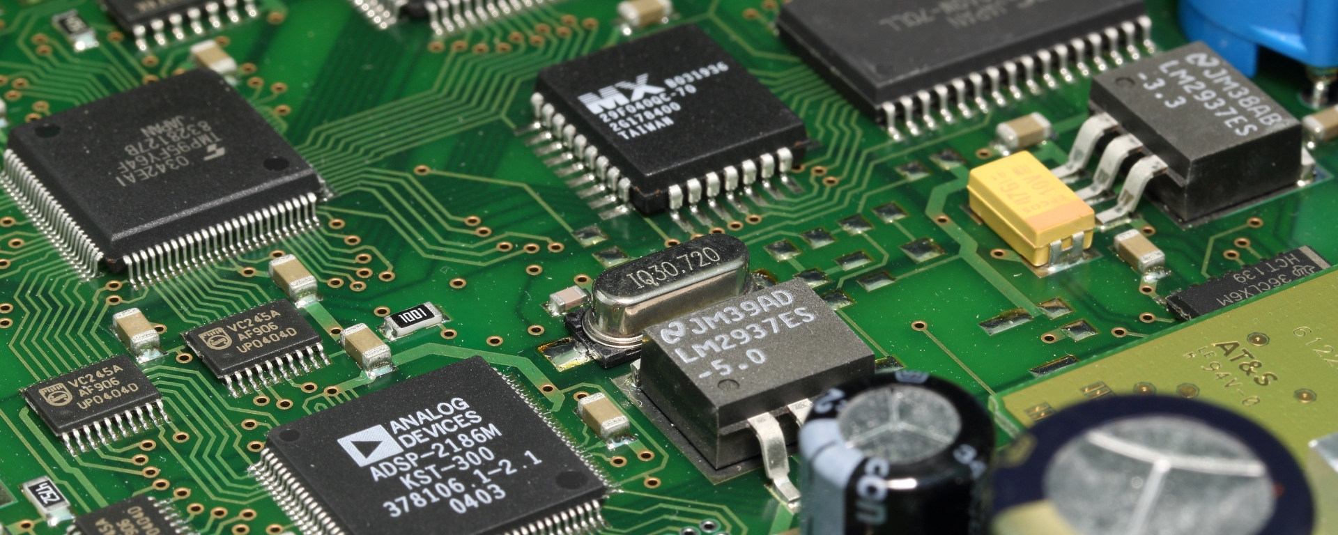 完美焊接的 PCB，具有来自优化波峰焊温度的可靠接头。