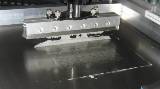 使用模板将焊膏涂在 PCB 上以进行 SMT 组装