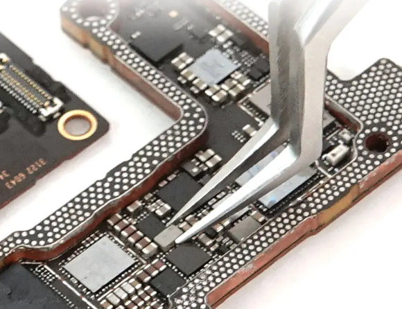 用于 PCB 元件放置的镊子和钳子等精密工具。 用于 PCB 元件放置的镊子和钳子等精密工具。