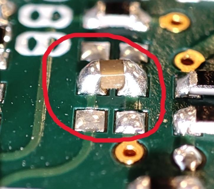 采用手工焊接 0402 元件的 PCB 特写