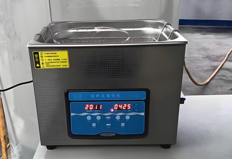 超声波清洗机中的 SMD PCB 用于深度清洗