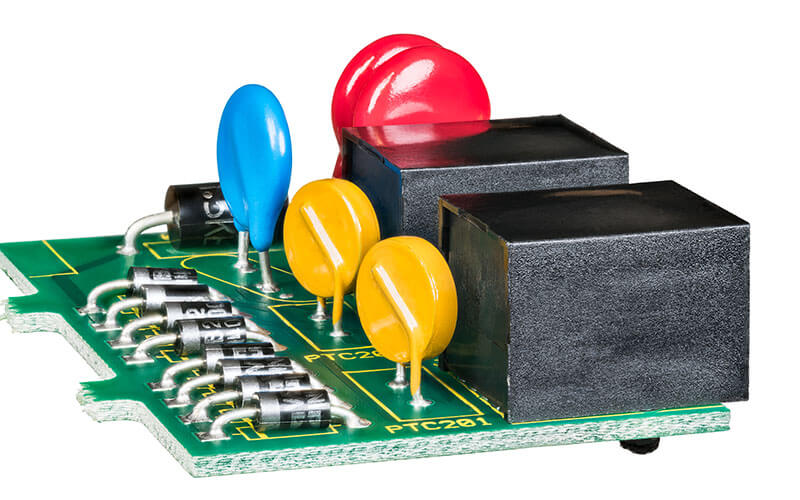 PCB 上的 SMD 热敏电阻特写显示尺寸小,适合业余爱好者 PCB 上的 SMD 热敏电阻特写显示尺寸小,适合业余爱好者