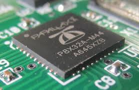 PCB 上具有底部端接连接的 QFN 元件特写 PCB 上具有底部端接连接的 QFN 元件特写