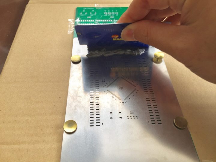在 PCB 上对齐模板,用于 BTC 焊膏印刷 在 PCB 上对齐模板,用于 BTC 焊膏印刷