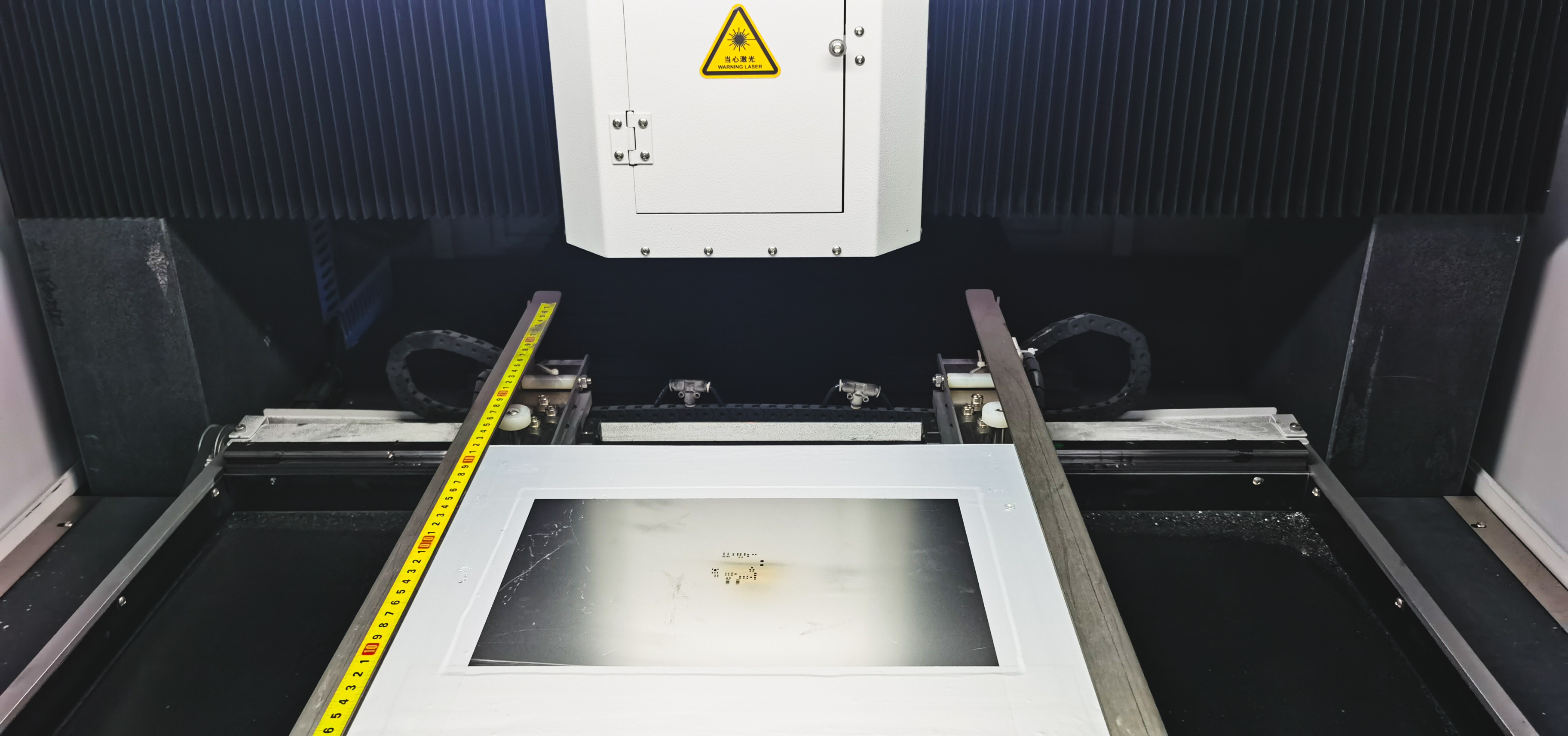 模板印刷机在 PCB 上涂上锡膏进行 SMT 组装