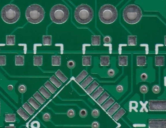 用于微型 SMD 设计的 PCB 创建元件布局。