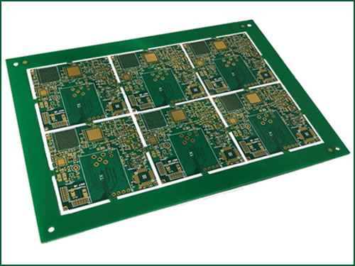 “用于多层 PCB 制造的 FR-4 和铜箔等原材料。” “用于多层 PCB 制造的 FR-4 和铜箔等原材料。”
