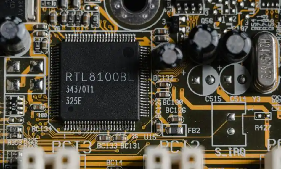 FR-4 和先进汽车 PCB 材料在极端条件下的比较。