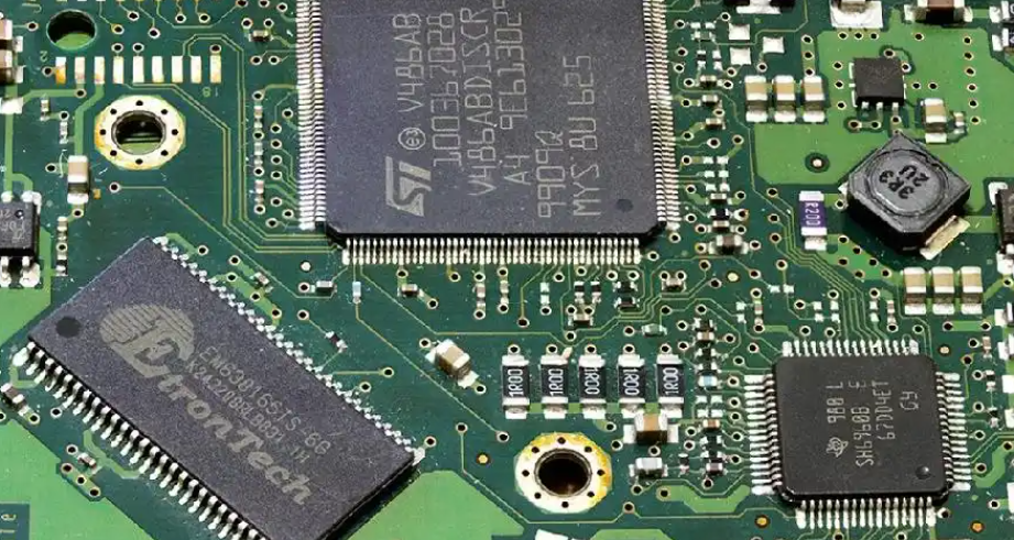 PCB 横截面显示用于大电流设计的外层铜厚度。