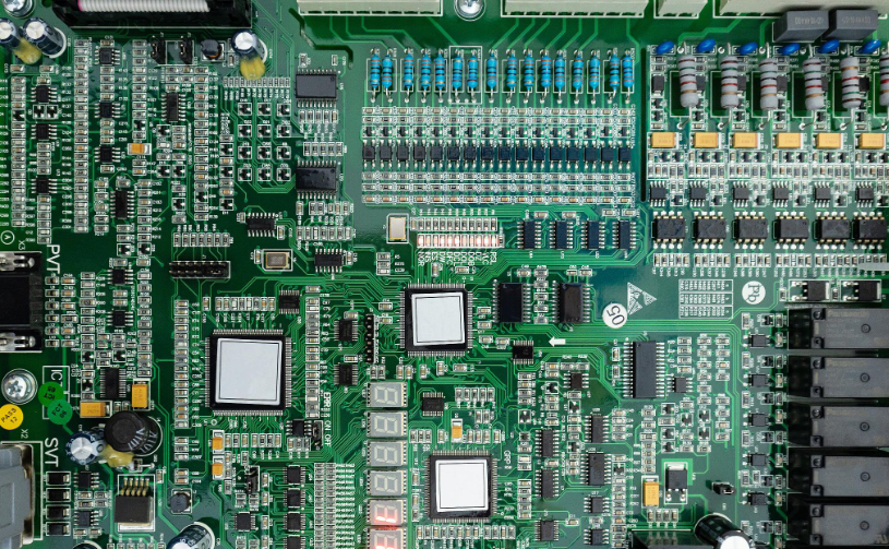 在电源应用中具有优化外层铜重量的大电流 PCB。