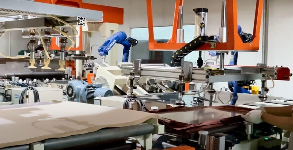 在压力机中堆叠 PCB 层的传统层压工艺 在压力机中堆叠 PCB 层的传统层压工艺