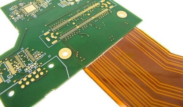 失效刚柔结合 PCB 的放大视图,显示裂纹和分层。 失效刚柔结合 PCB 的放大视图,显示裂纹和分层。