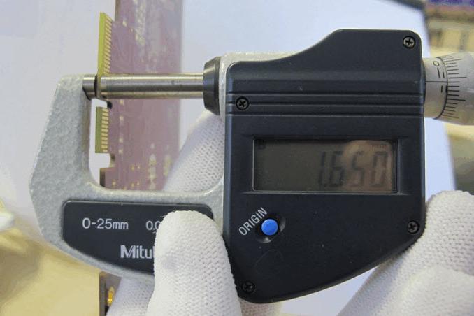 用卡尺测量 FR-4 PCB 厚度公差 用卡尺测量 FR-4 PCB 厚度公差