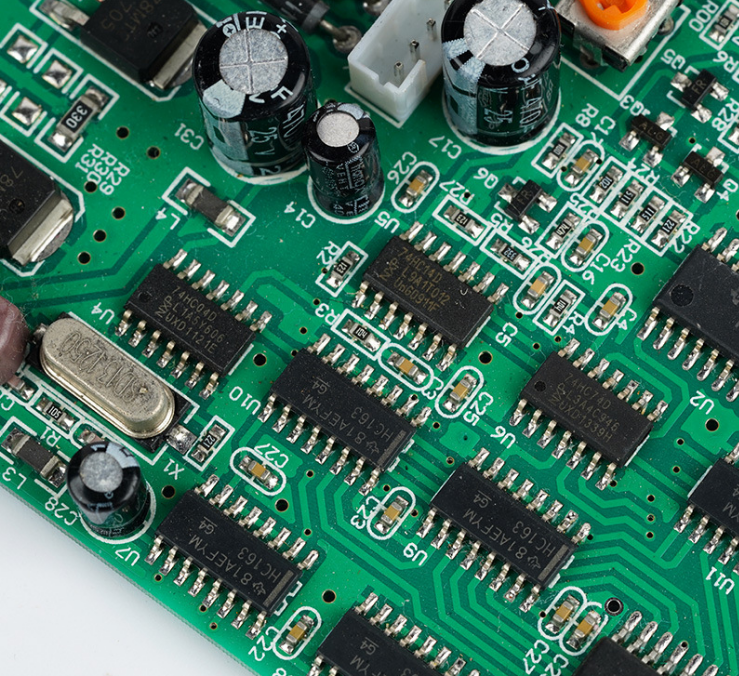 “PCB 轮廓间隙显示组件和电路板边缘之间的安全距离。” “PCB 轮廓间隙显示组件和电路板边缘之间的安全距离。”