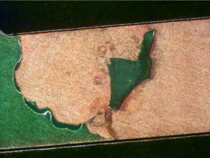 PCB 显示 LPI 阻焊层分层，铜迹线外露。