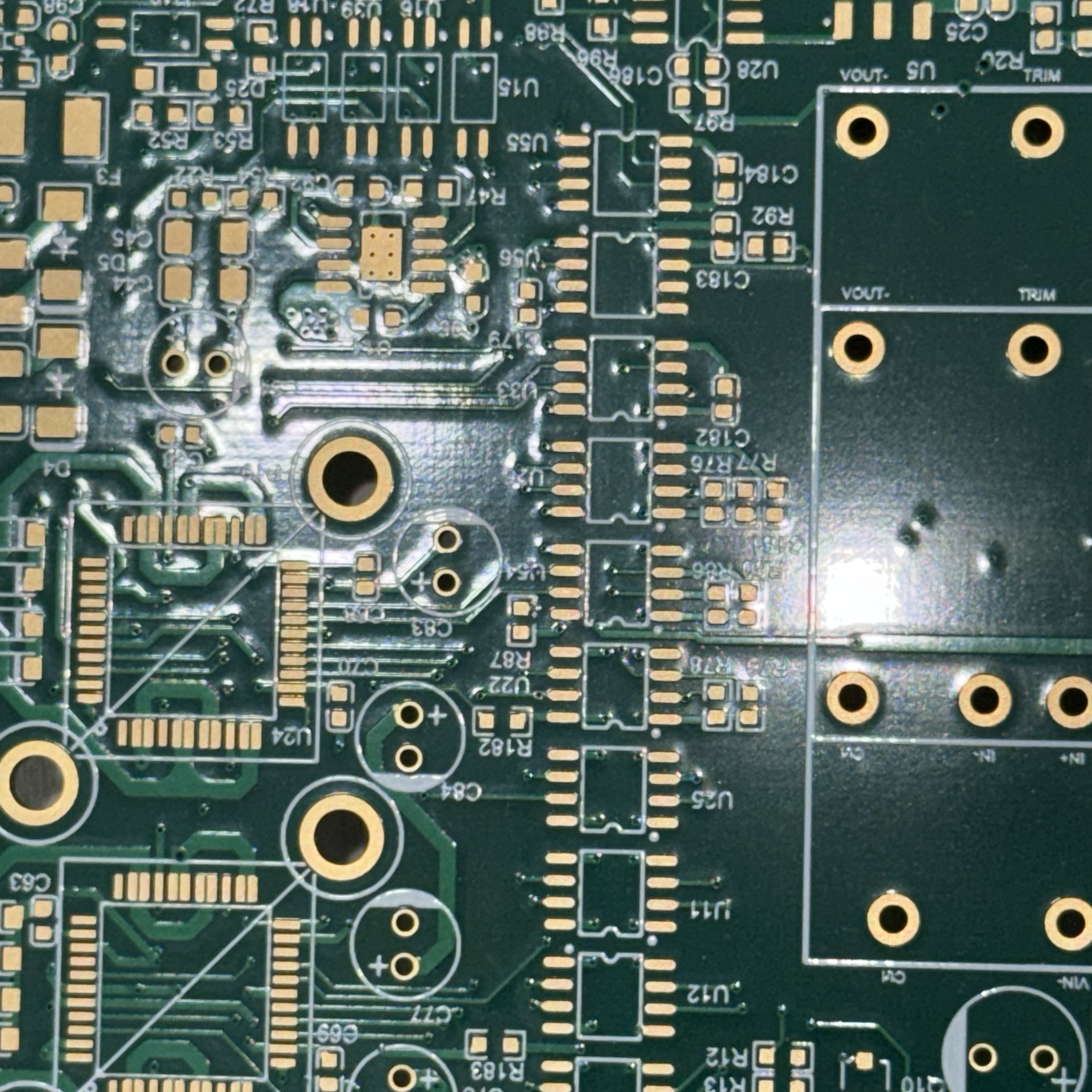 在各种照明条件下进行 PCB 检测，显示丝印颜色可见性。