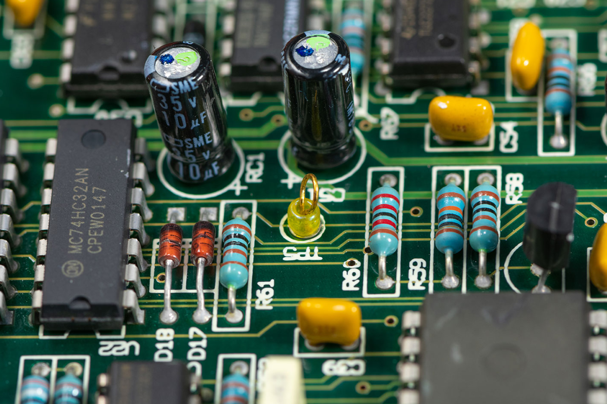 PCB 上适当的丝印间距以提高可读性 PCB 上适当的丝印间距以提高可读性
