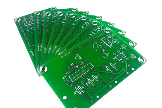 绿色阻焊层上带有白色丝印标记的 PCB 特写，便于阅读