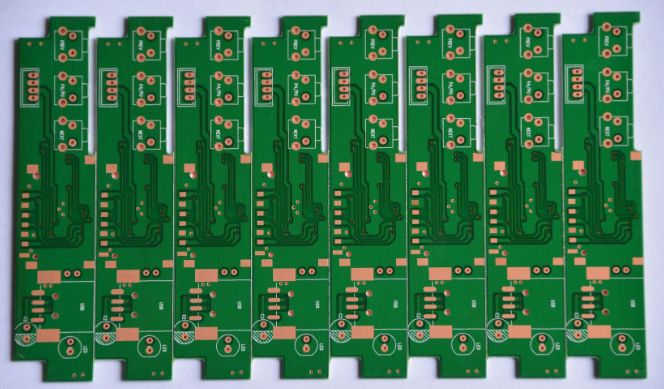 具有多个电路板的 PCB 面板布局示例,可实现高效制造。 具有多个电路板的 PCB 面板布局示例,可实现高效制造。