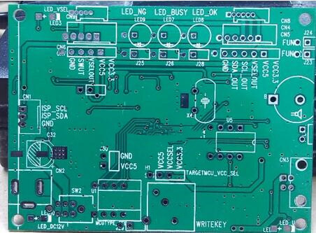 用于元件识别的 PCB 丝印标记的特写。