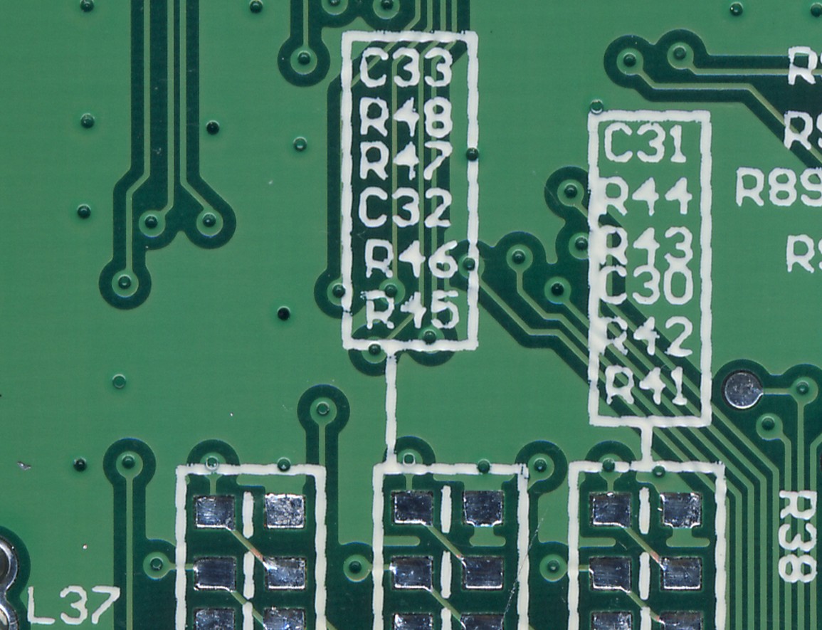 PCB 上模糊与清晰的丝印标记。
