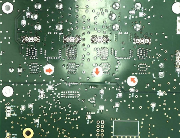 存在干膜阻焊层附着力问题的 PCB 与正确粘接的掩层 存在干膜阻焊层附着力问题的 PCB 与正确粘接的掩层